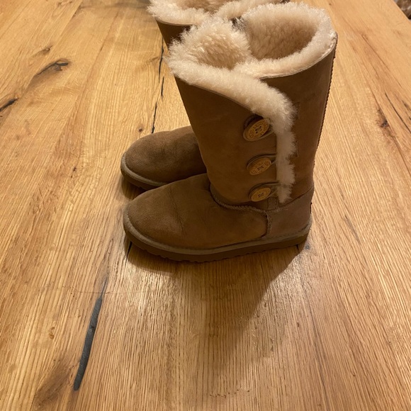 Ugg Girls' Bailey Button Triplet II Boots (Youth) size 1 - Picture 4 of 8